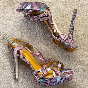 💕BCBGENERATION SNAKE PRINT HEELS💕